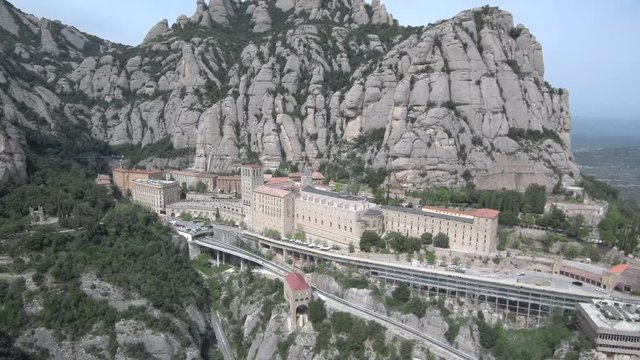 Drone en Montserrat, montaña y monasterio cercano a Barcelona en Cataluña (España). Video aereo con Dron