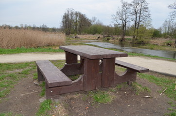 Stól wypoczynkowy w parku nad wodą, Wrocław, Park Wschodni