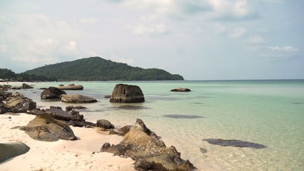 Obraz premium Large rocks in the ocean. Large stones on the beach in the sea.