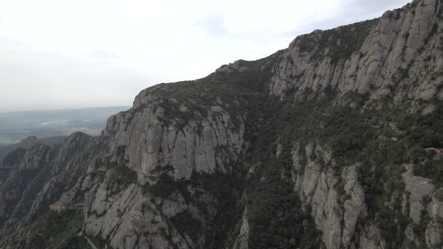 Drone en Montserrat, montaña y monasterio cercano a Barcelona en Cataluña (España). Video aereo con Dron