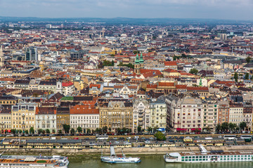 Obraz premium Panoramic view of Budapest and Danube river in a beautiful summer day