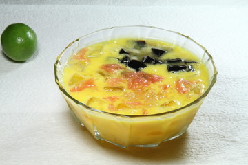 Mango sago dessert with pomelo