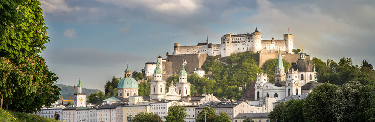 Fototapeta na wymiar Salzburger Altstadt in der Abendsonne, erleuchtete Festung Hohensalzburg, Breitbild