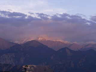 Naklejka na ściany i meble schöne Aussicht auf Wolken und Berge bei einer Wanderung durch den Himalaya von Uttarakhand in Indien