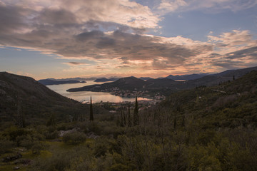 Sonnenuntergang mit Blick auf einen kroatischen Hafen 