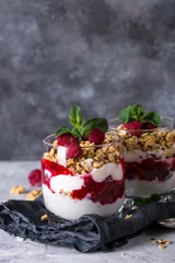 Schilderijen op glas Gelaagd dessert met yoghurt, granola, jam en frambozen. © nadianb