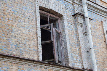 Fototapeta na wymiar Old building with destroyed window