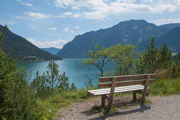 Idyllischer Aussichtsplatz mit Bank am Achensee