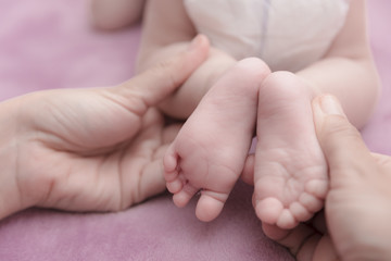 Obraz na płótnie Canvas baby feet to give on mother's day