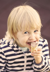 Naklejka premium Portrait of smiling child with ice cream