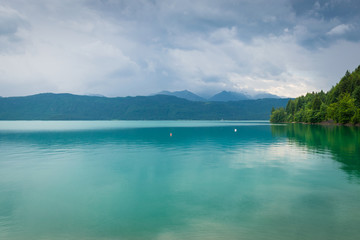 Regenwolken am Walchensee in den Alpen in Deutschland