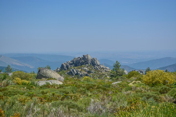 Fototapeta na wymiar rocks on top at the mountains