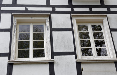 Okno w staryn pruskim murze