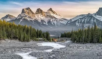 Fototapeten Blick auf Three Sisters Mountain, bekanntes Wahrzeichen in Canmore, Kanada © Martin Capek