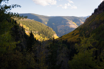 Obraz premium Landscape view of Vail Valley, Colorado during autumn. 