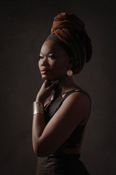 portrait belle femme noire africaine avec foulard dans cheveux 