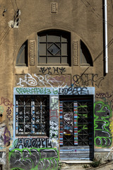 facade with graffiti at Valparaiso hills