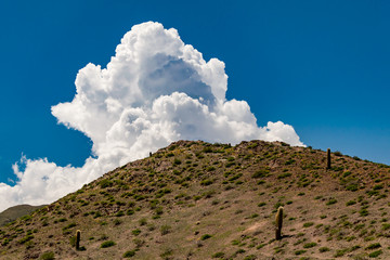Nubes detrás de la montaña
