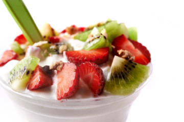 granola with yoghurt and berries