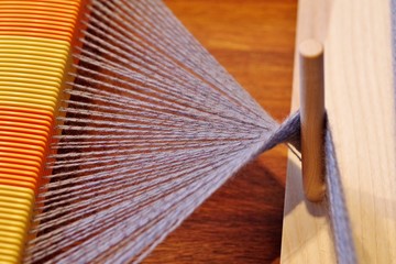 織機と毛糸の束