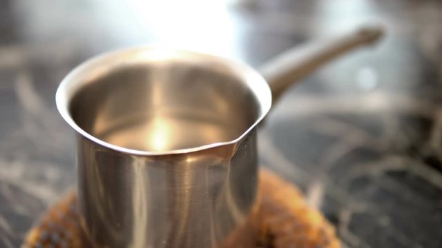 Water boiling in a pot  cinematic dof