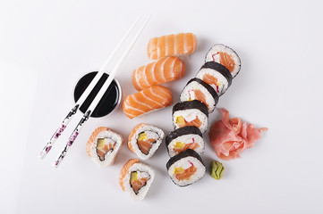 Futomaki.  Tradycyjne japońskie sushi. - obrazy, fototapety, plakaty