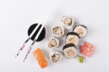 Rolki sushi. Tradycyjne japońskie sushi. - obrazy, fototapety, plakaty