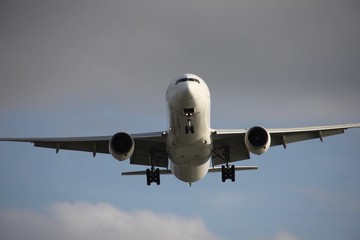 飛行機の下から見上げた写真　２