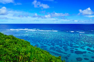 真夏の宮古島。イムギャーマリンガーデンからみる珊瑚礁の海

