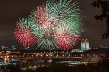 Naklejka premium Fireworks on Vorobyovy Gory in Moscow