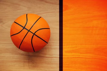 Tableaux ronds sur aluminium brossé Sports de balle Basketball ball on court floor