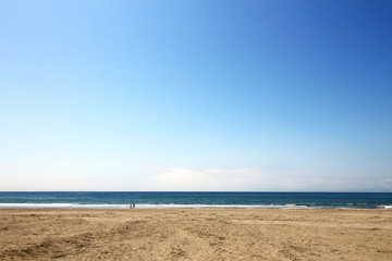 青空の下の静かな海岸