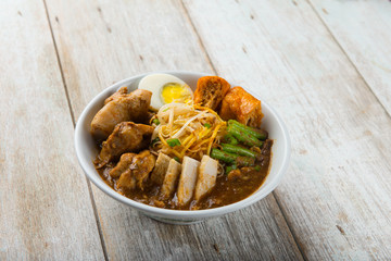 malaysia curry noodle with wood background
