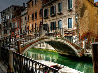 Fototapeta na wymiar Venise, pont au-dessus d'un canal