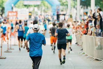 Älterer Mann läuft beim Marathon Richtung Ziel © TeamDF