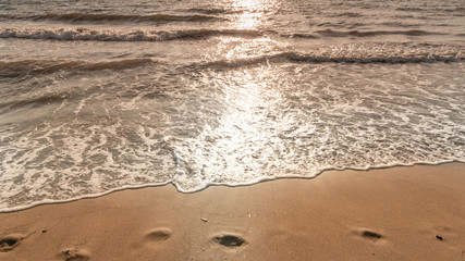 onde del mare al tramonto