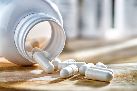 Tabletten auf Holzbrett