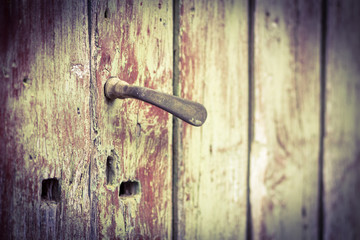 antica maniglia di ferro su porta di legno in italia