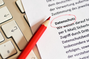 Datenschutz Vertrag auf Papier mit rotem Stift