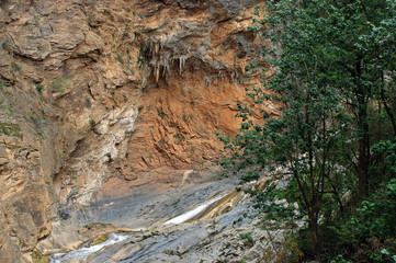 Roche et cascade dans le parc national Topes de Collante