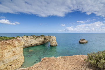 Fototapeta na wymiar Arco del acantilado de roca en la playa de Albandeira en la costa de Portugal en la región de Algarve 
