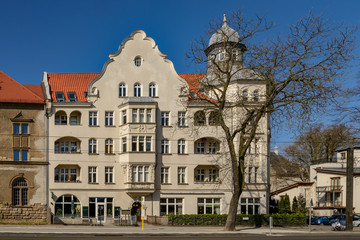 Fototapeta na wymiar Prächtige Bürgerarchitektur: Denkmalgeschütztes Mietshaus in Berlin-Niederschönhausen