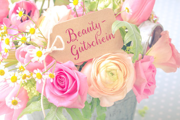 Obraz na płótnie Canvas Beauty Gutschein zum Muttertag, Geburtstag - Blumen mit Grußkarte