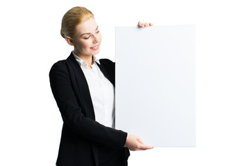 junge Geschäftsfrau mit Werbefläche vor weißem Hintergrund