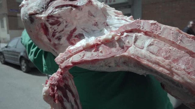 hombre cargando carne de ternera en el cami&oacute;n