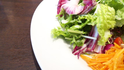 フレッシュな野菜サラダ・木製テーブル - Colorful fresh vegetable salad on wooden table