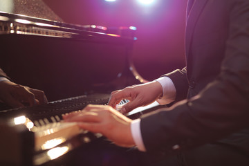 Naklejka premium Close-up of a piano player