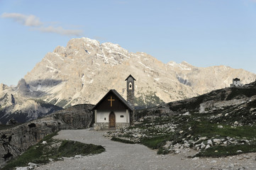 Fototapeta na wymiar Kapelle,101 Wanderweg, Drei-Zinnen-Wanderweg, Sextener Dolomiten, Italien, Europa