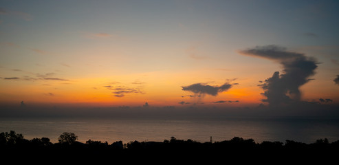 Naklejka premium Orange blue sky and clouds above the sea. Morning sky with clouds and sun