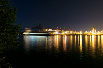 Fototapeta na wymiar Nachts im Hafen, Schiffsbewegung mit Lichtspuren, Hamburg, Elbe, Deutschland, Europa